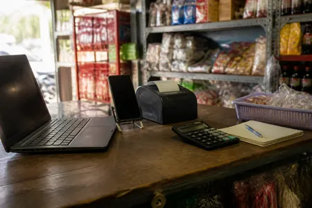 Kaunter kedai runcit kecil: komputer riba, telefon pada pemegang dan pencetak resit
