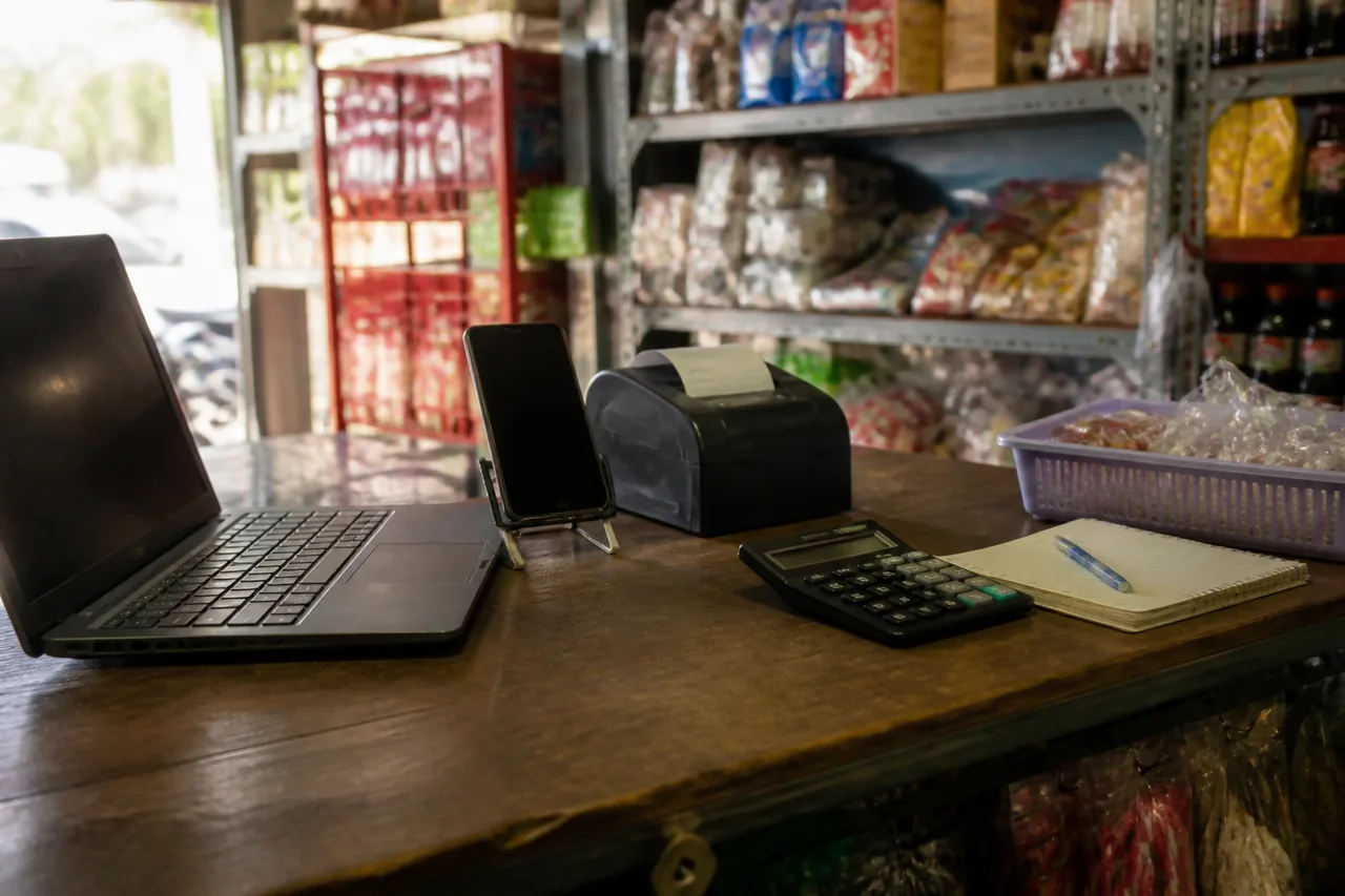 Kaunter kedai runcit kecil: komputer riba, telefon pada pemegang dan pencetak resit