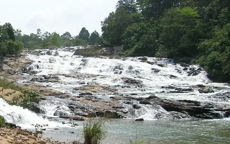 Jeram berbatu di Lata Rek, Kuala Krai, Kelantan dengan air mengalir deras dikelilingi hutan