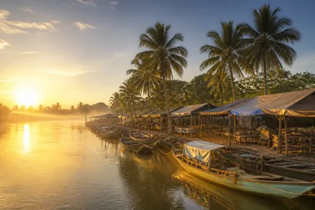 Perahu kayu berlabuh di tebing sungai pada waktu matahari terbit dengan gerai beratap kanvas