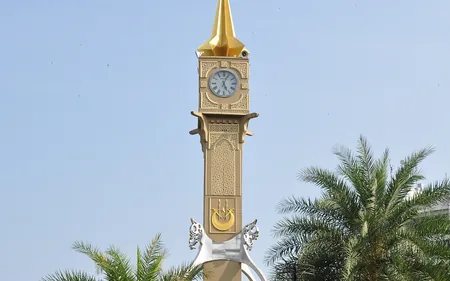 Menara jam Bulatan Jam Besar Kota Bharu berwarna keemasan dengan rehal di pangkalnya