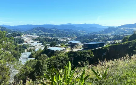 Pemandangan tanah tinggi Lojing: lembah berhutan dan bukit hijau bertingkat